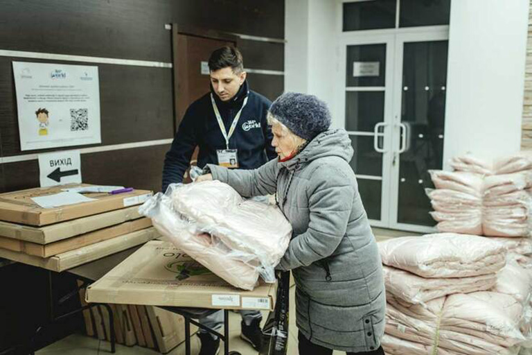 ウクライナで越冬支援物資を配布する様子