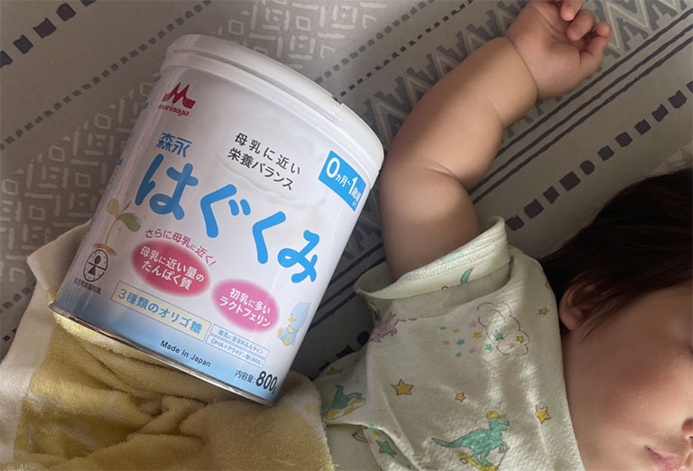 栄養の摂れない乳児に粉ミルクを届ける