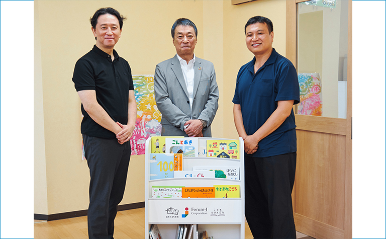 審査員と採択された５チームの集合写真