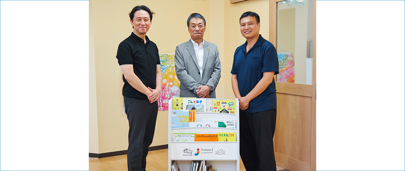 審査員と採択された５チームの集合写真