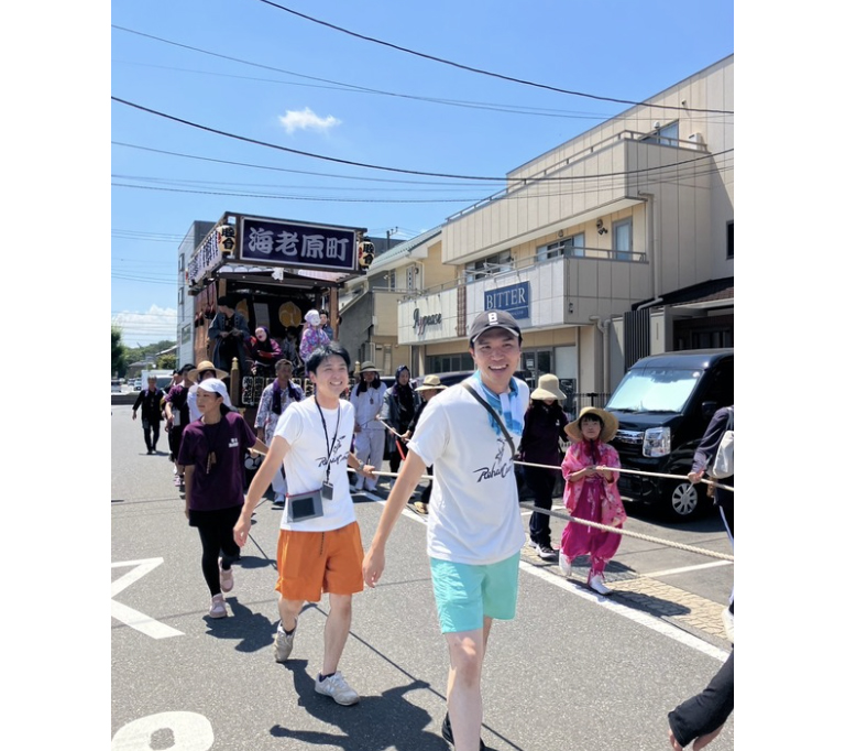 地域のお祭りで山車を一緒に引く姿