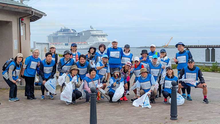 金沢港をバックに記念撮影