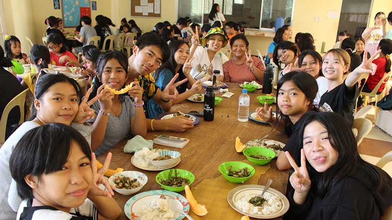 支援パートナーが運営する児童保護施設で同年代の子どもたちと交流。子どもたちが抱えるさまざまなストーリーに触れ、考える時間を持ちます。