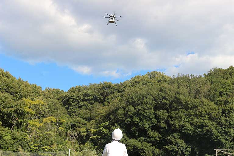 来島海峡を越え、大島の着陸地点上空に到達したドローン