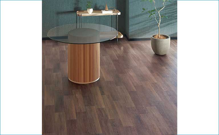 壁紙のデザインとコラボレーションした床材