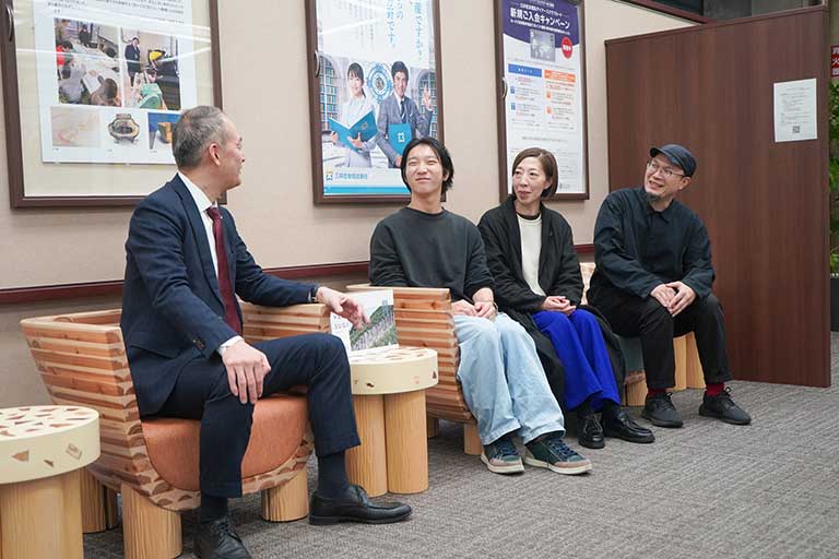 （左から）三井住友信託銀行京都支店・京都四条支店の志風公士支店長、美術工芸学科 4年 久乗蒼史さん、本学環境デザイン学科の松本尚子准教授、 美術工芸学科の矢津吉隆専任講師