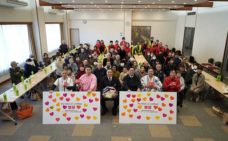 石川県出身親方・力士とともに、被災者の方々にヒートテックとちゃんこ鍋をお届けしました