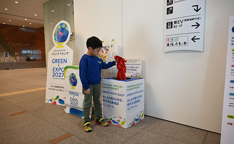 衣類投函の様子