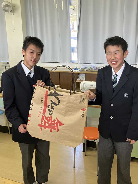 授業に参加した生徒さんと完成した米袋バッグ
