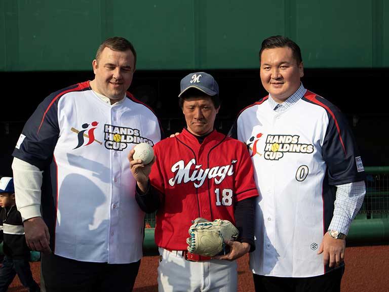 1打席対決で投球した選手と白鵬氏・把瑠都氏