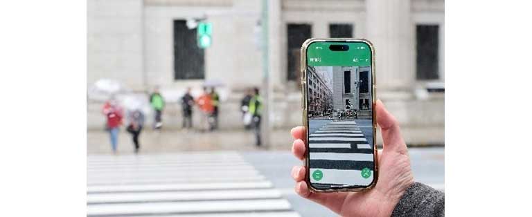 カメラ情報をもとに、AIが信号機の色を判別し、音声で横断可能なタイミングを案内するスマートフォンアプリ