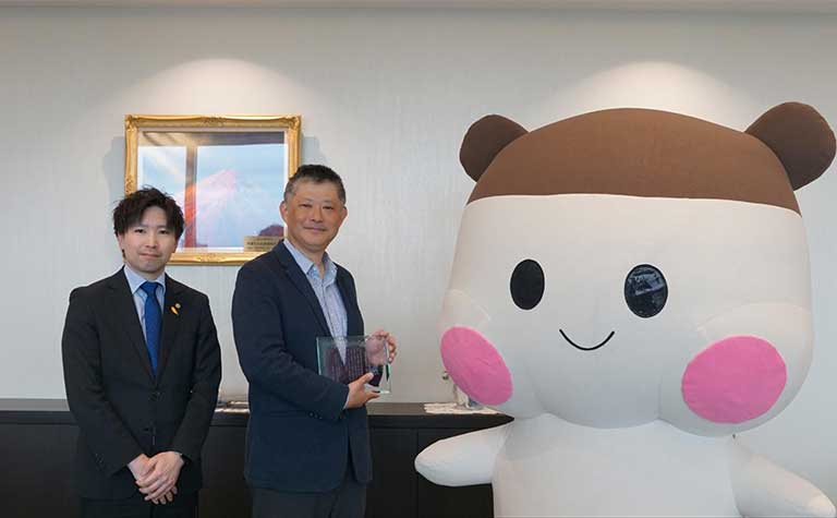 左から日本児童養護施設財団 本郷事務局長、伊藤忠丸紅鉄鋼株式会社 経営戦略・人総本部 人事総務部 清水部長代理