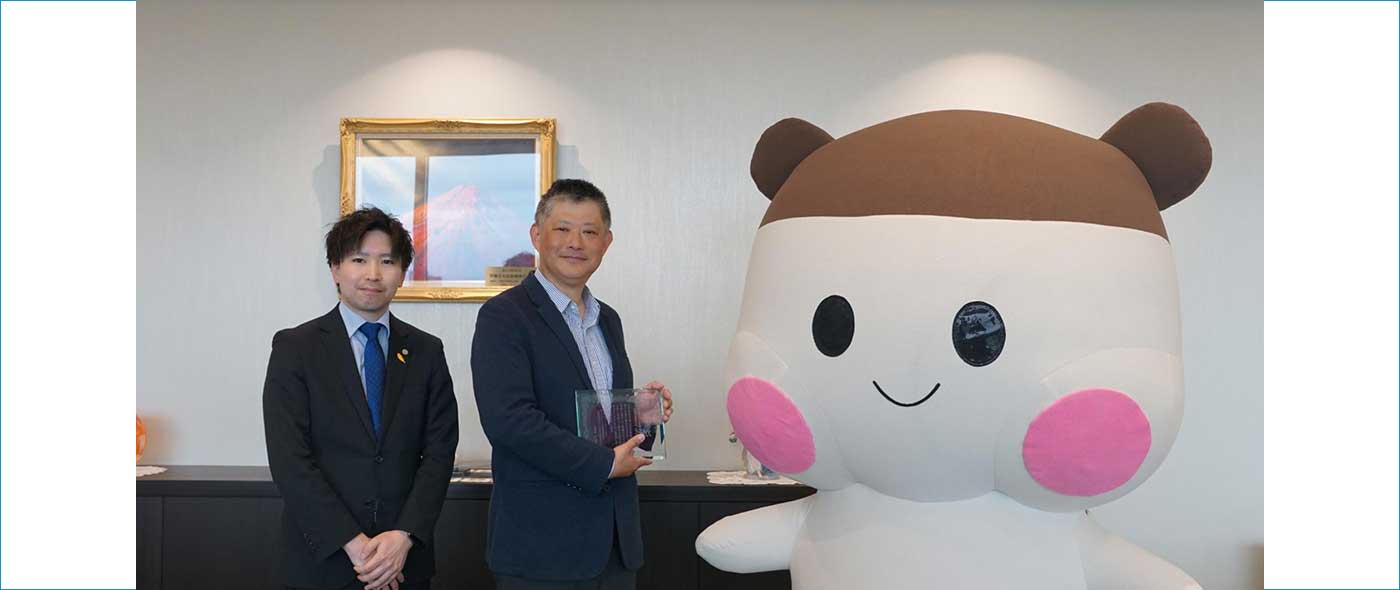 左から日本児童養護施設財団 本郷事務局長、伊藤忠丸紅鉄鋼株式会社 経営戦略・人総本部 人事総務部 清水部長代理