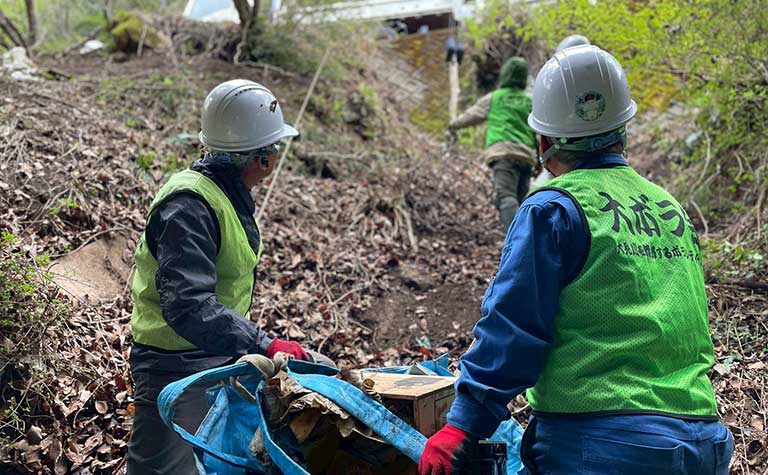 山における不法投棄や蓄積ごみの回収活動