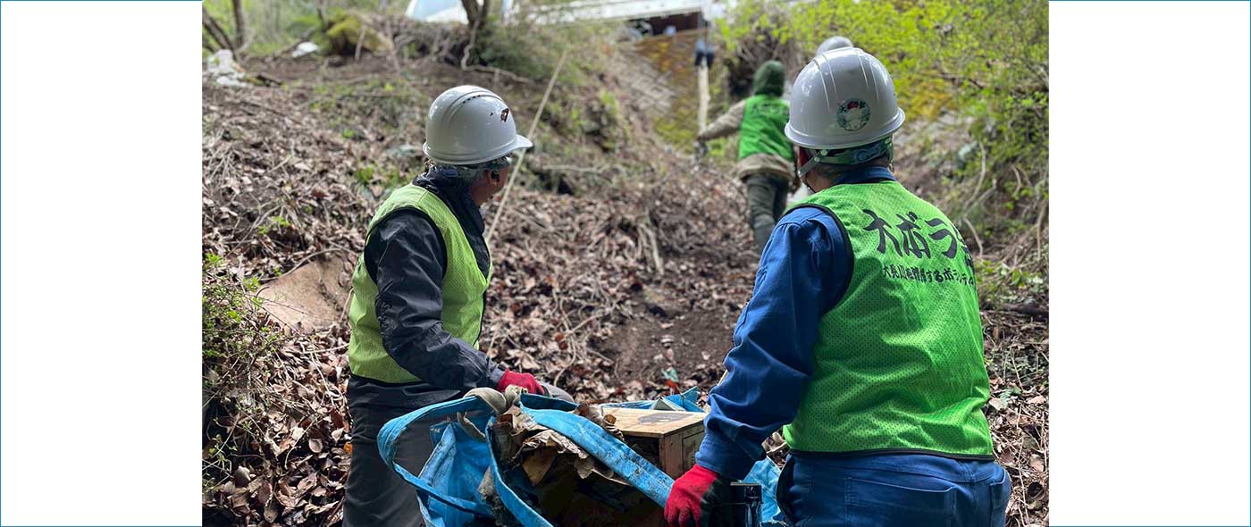 山における不法投棄や蓄積ごみの回収活動