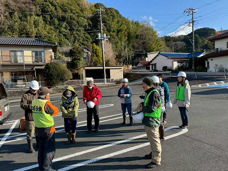 山や自然の話を交えたブリーフィングに始まり、実際の活動、終了後の感想を持ち寄ります。
