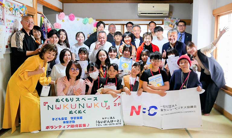 プレゼン後、子ども達と経営者の皆さん全員で記念撮影