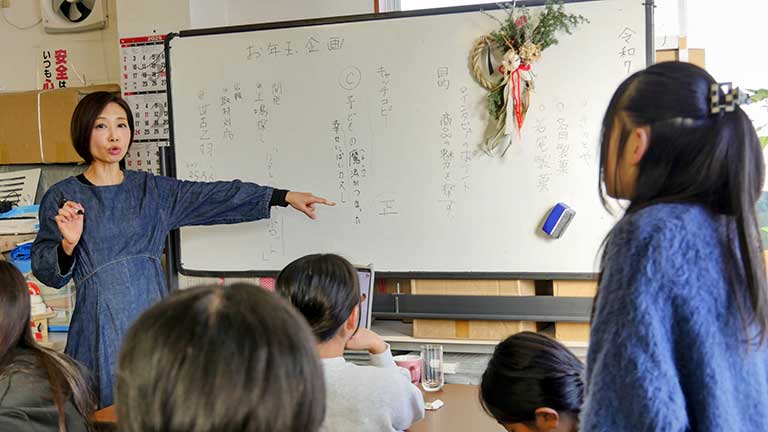 会議で議論を何度も重ねる様子