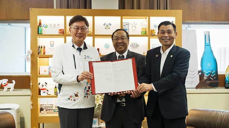左から徳永繁樹今治市長、JAえひめエネルギー得能祐治社長、越智今治農業協同組合渡部浩忠理事長