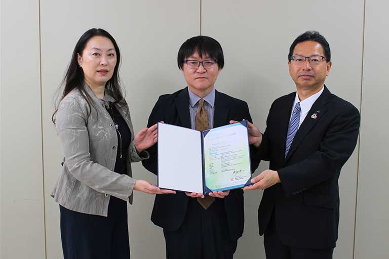 提供：JA鹿児島県経済連　(左)株式会社Linkhola 代表取締役 野村 (中央)株式会社フジサワ 代表取締役 藤澤様 (右)JA鹿児島県経済連 代表理事理事長 卓間様