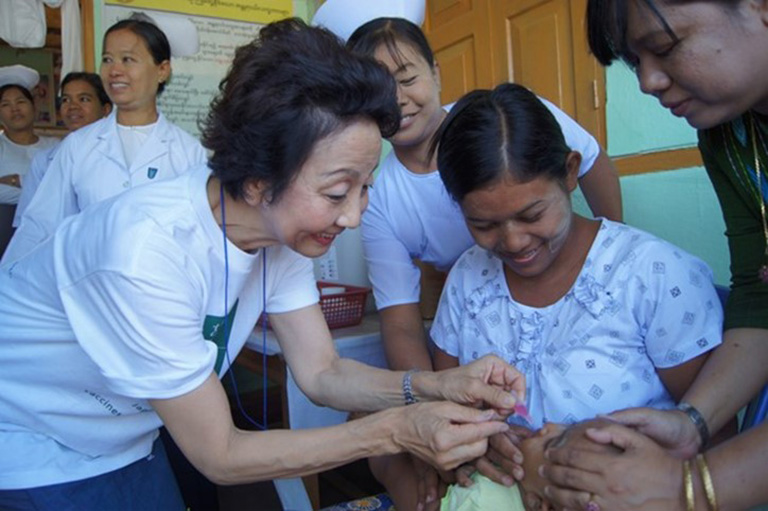 ミャンマーの子どもにワクチンを投与する細川会長