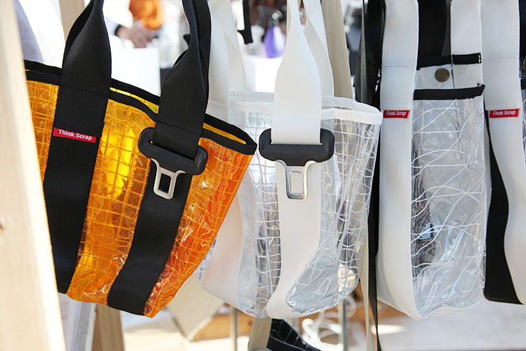 シートベルトやテントをアップサイクルし制作したバッグ